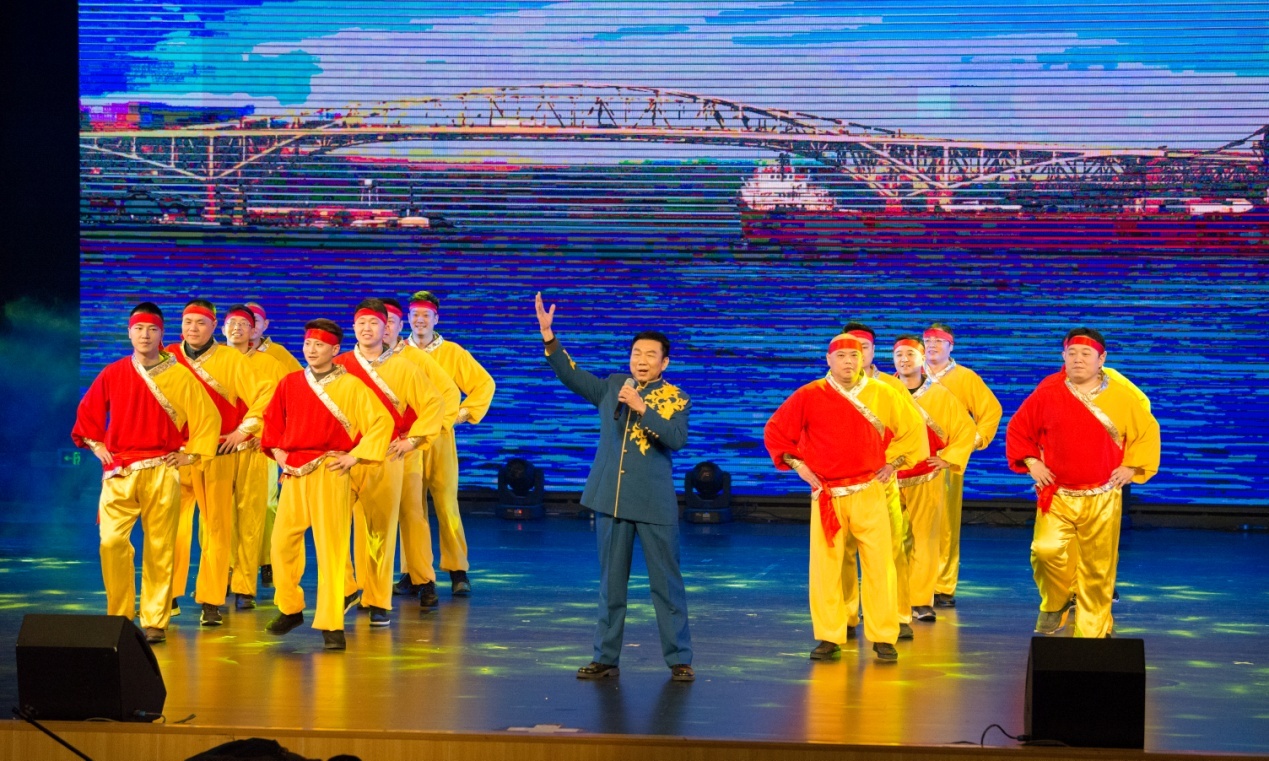 众人划桨开大船舞蹈