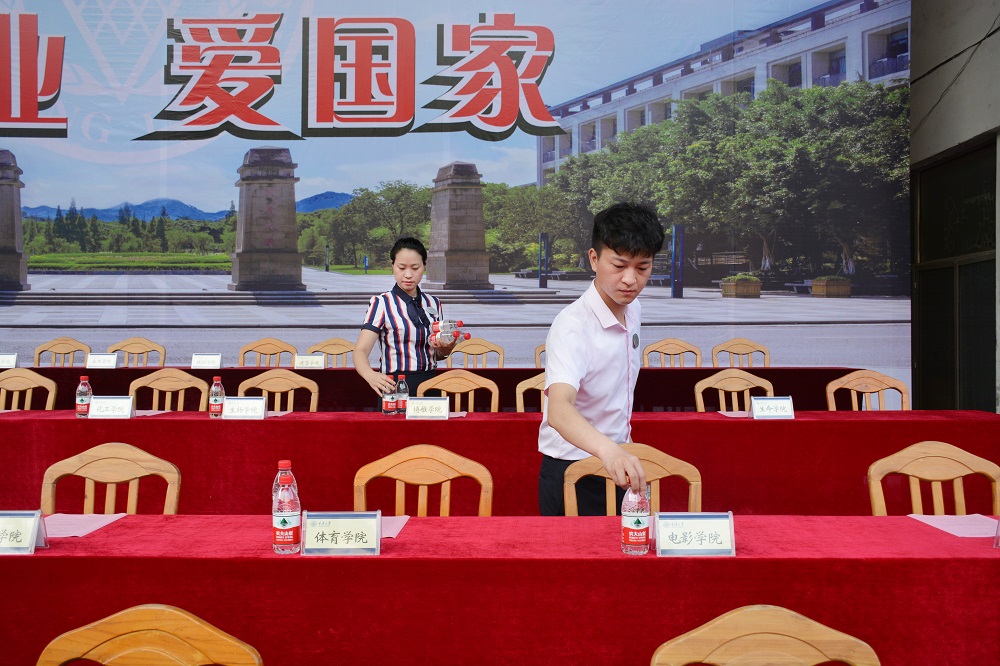 毕业典礼会场服务（周荣林）